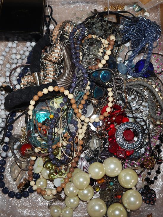 Mixed costume jewellery.